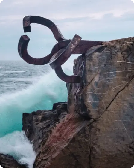 チリーダの彫刻「風の彫刻」、波が打ち寄せる岩の上に設置