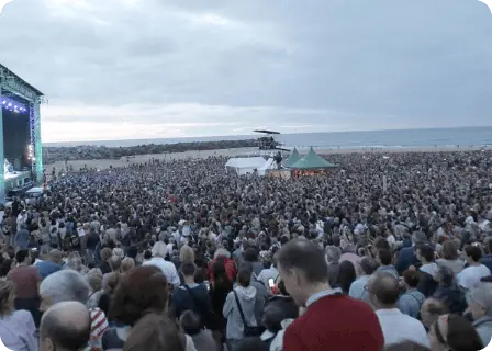 フェスティバルでにぎわう観客の群れ