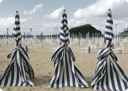 サン・セバスティアンのビーチに並ぶ青と白のパラソル