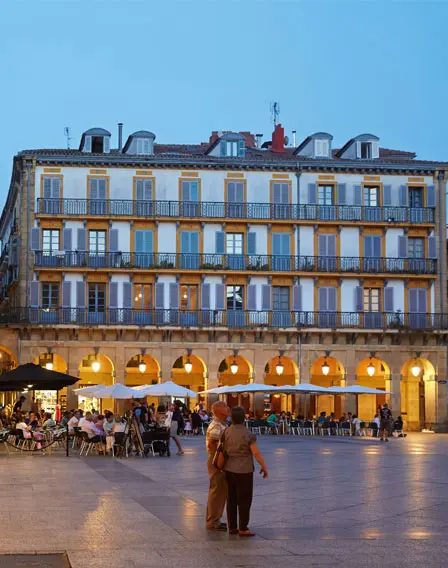 サン・セバスティアンのコンスティトゥシオン広場、歴史ある建物に囲まれた広場