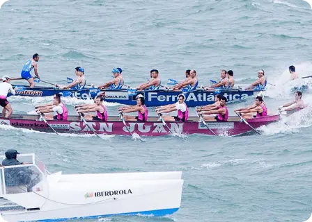 レガッタで競い合う2隻のトレイネラ(バスクの伝統的なボート)